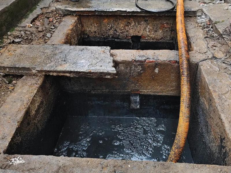 兰园清理化粪池